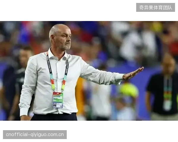 中场核心吉尔摩的缺席对苏格兰中场控制力造成影响，克拉克需寻找替代方案。